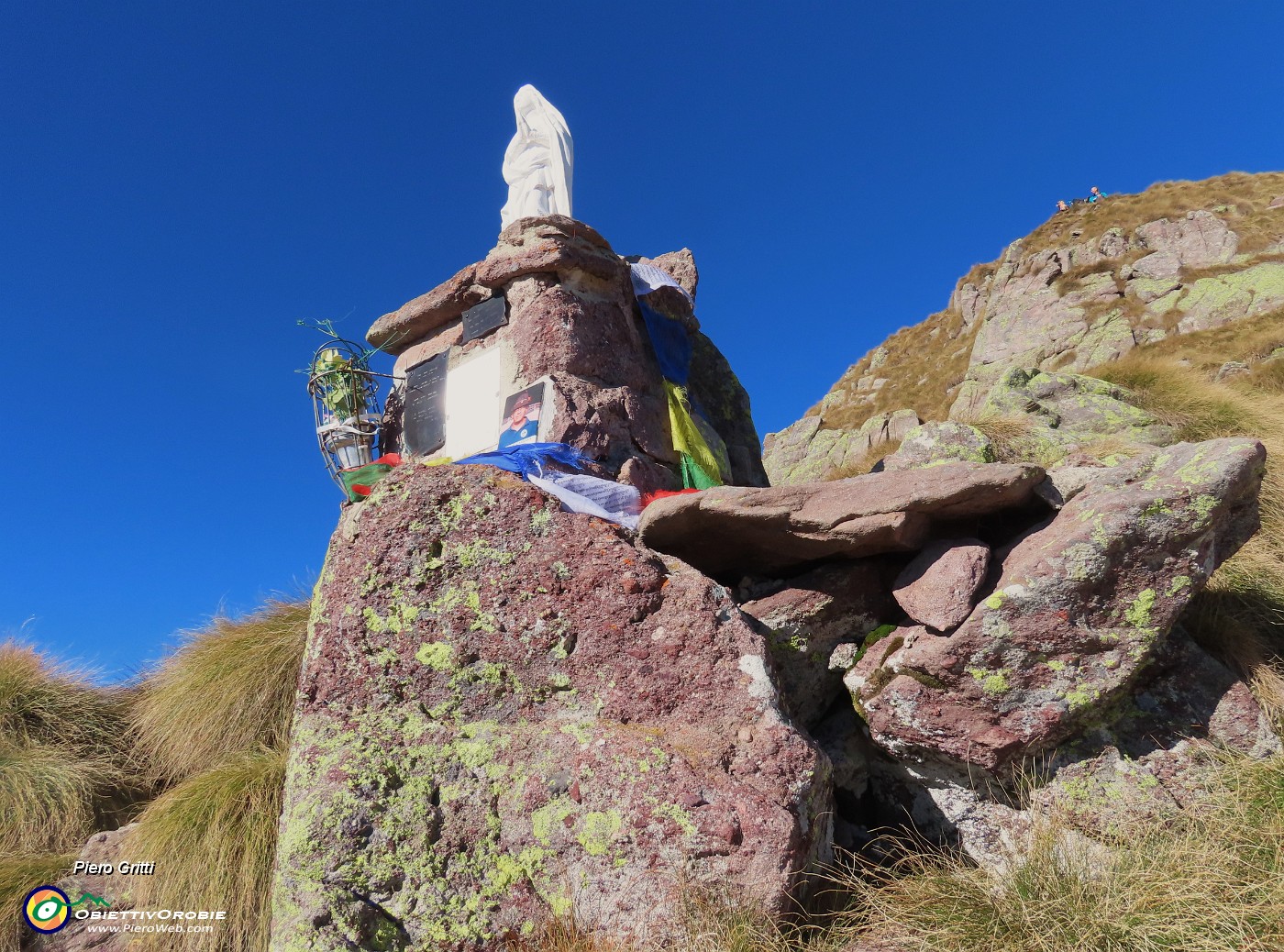 29 La bella bianca Madonnina del Pietra Quadra (2356 m).JPG